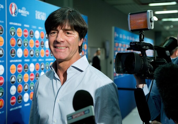 Joachim Löw bij de loting van de voorrondes van het EK 2016.