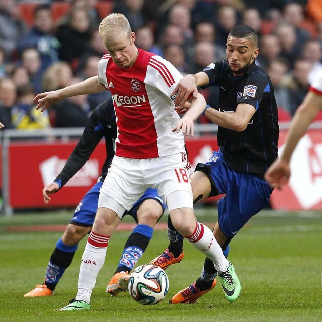Davy Klaassen (L).