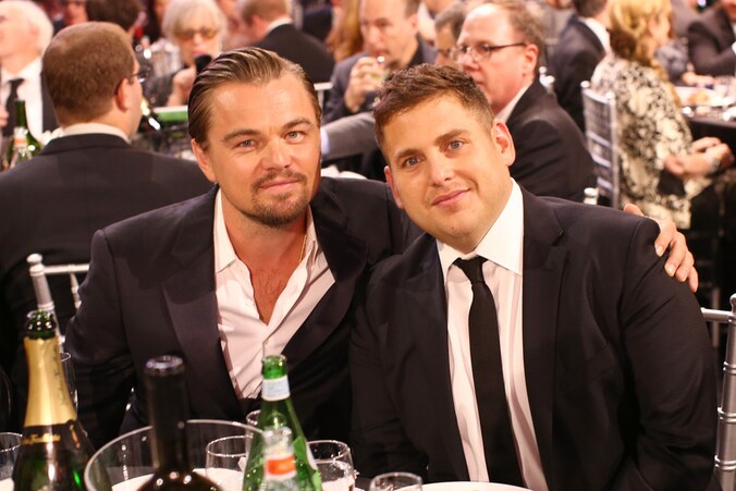 Acteur Jonah Hill (R) met Leonardi DiCaprio op de Critic's Choice Awards.