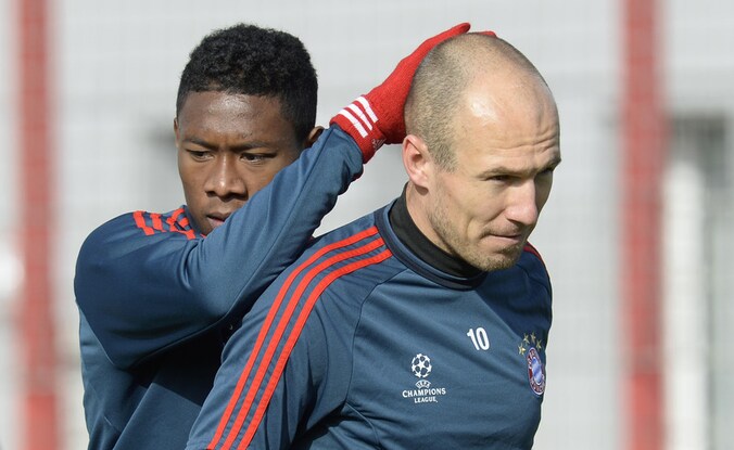 David Alaba (l) met Arjen Robben op de training van Bayern, voorafgaand aan het Champions League-duel met Arsenal.