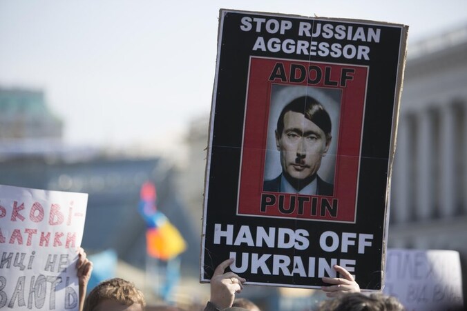 Oekraïense nationalisten trokken gisteren de straat op om te protesteren tegen de Russische invasie.