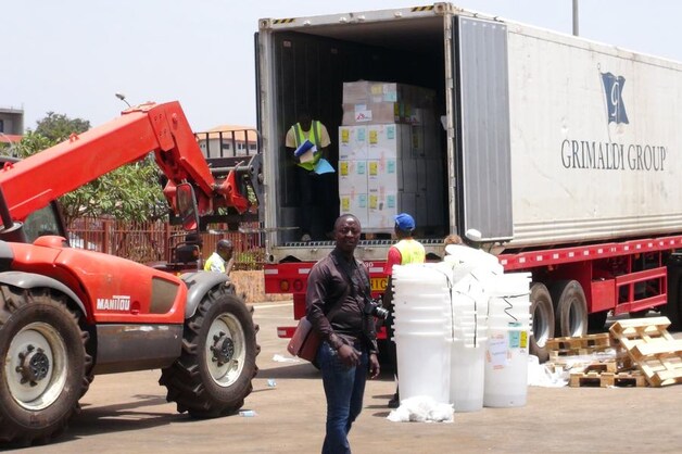 Een noodvoorraad van medische benodigdheden wordt door Artsen Zonder Grenzen uitgeladen in Conakry, Guinee.