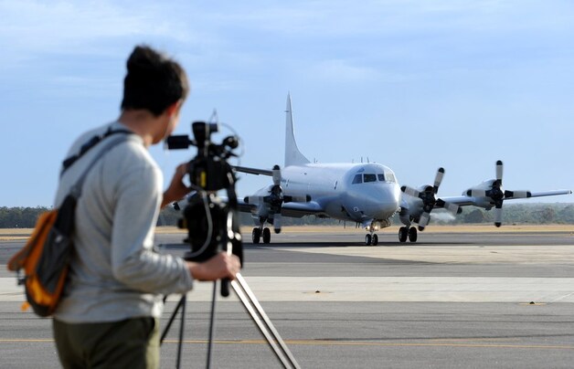 Een van de Orion-vliegtuigen keert terug naar de luchthaven van Perth.