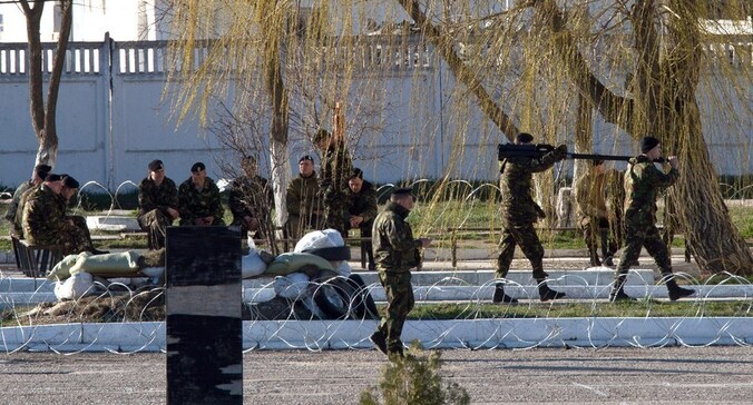 Oekraïense soldaten met wapens op de marinebasis in Feodosia op de Krim.