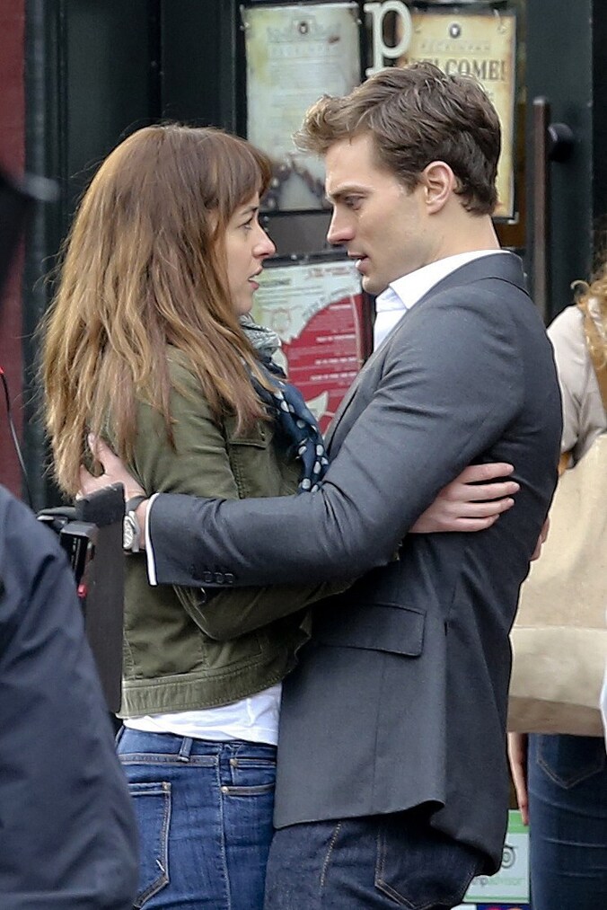 Dakota Johnson en Jamie Dornan op de set van 'Fifty Shades of Grey'.