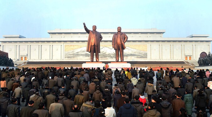 Noord-Koreanen voor de standbeelden van de vroegere leiders Kim Il-Sung en Kim Jong-il in Pyongyang.