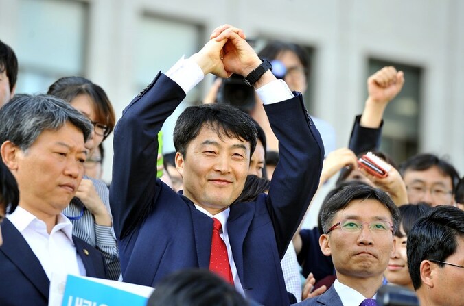 Zuid-Koreaans parlementslid Lee Seok-ki in het midden.