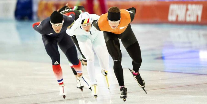 Bart Swings in het spoor van Sven Kramer op training in Sochi.