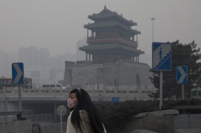 Een vrouw met een mondkapje in Peking, China.