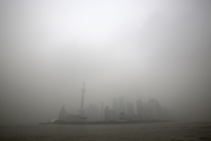 De skyline van Shanghai was op 9 december nog nauwelijks zichtbaar door de smog.