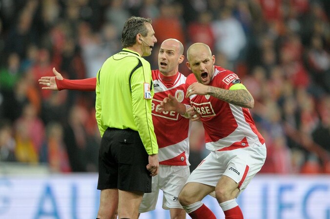Luc Wouters, hier fel gecontesteerd door Laurent Ciman en Jelle Van Damme, leidt de bekerfinale