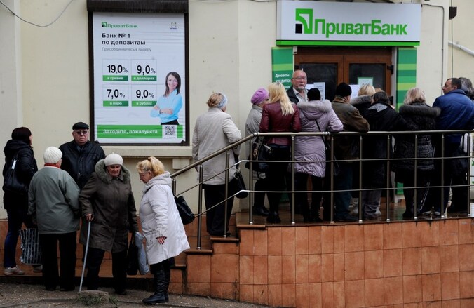 Lange wachtrijen voor een kantoor van de PrivatBank in Sebastopol.
