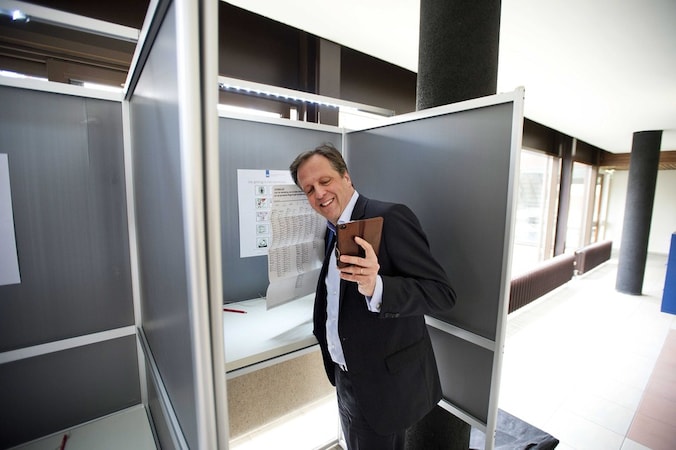 D66-leider Alexander Pechtold neemt een 'stemfie' voor hij zijn stem met potlood en papier uitbrengt.