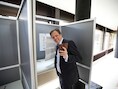 D66-leider Alexander Pechtold neemt een 'stemfie' voor hij zijn stem met potlood en papier uitbrengt.