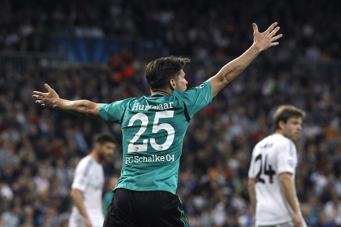 Klaas-Jan Huntelaar protesteert namens Schalke in de wedstrijd tegen Real Madrid.