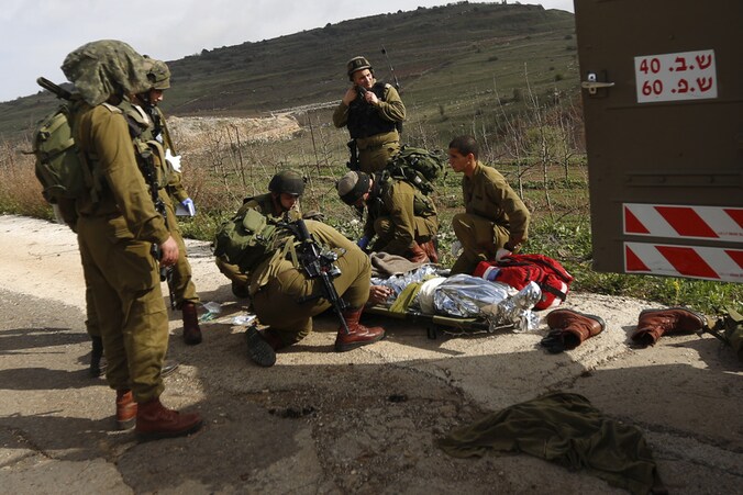 Een gewonde Israëlische soldaat wordt van de Golanvlakte naar het ziekenhuis gebracht.