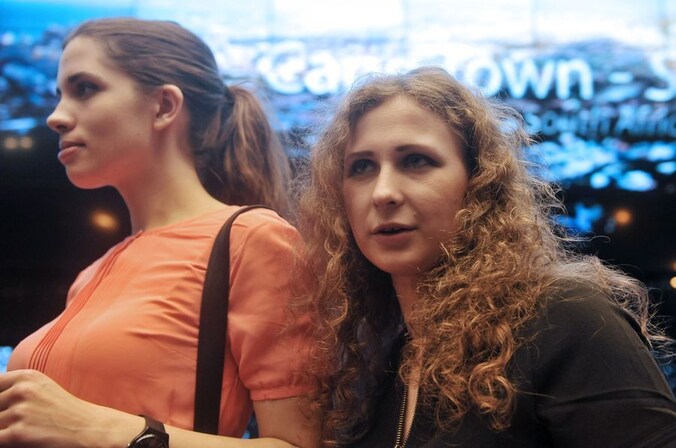 Nadezjda Tolokonnikova (L) en Maria Aljochina