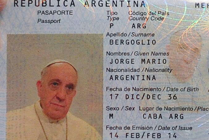 De gegevenspagina van het nieuwe paspoort van paus Franciscus.
