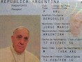 De gegevenspagina van het nieuwe paspoort van paus Franciscus.