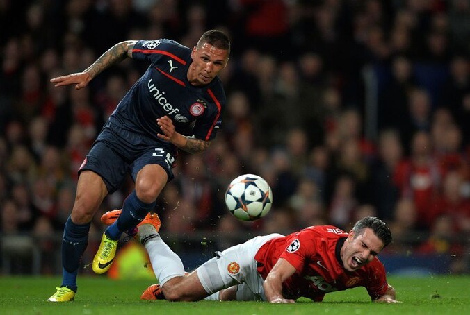 Van Persie wordt geraakt door Holebas van Olympiakos.