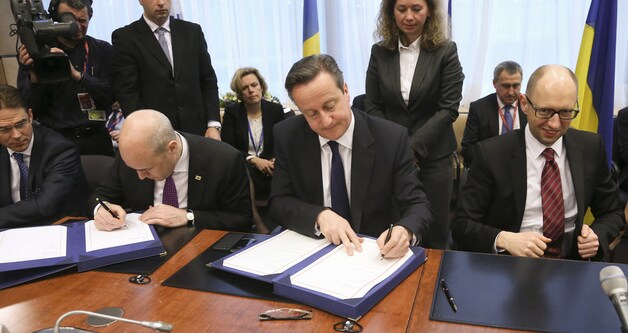 De ondertekening van het akkoord, met Zweeds premier Reinfeldt, Brits premier Cameron en Jatsenjoek als eerste minister van Oekraïne.