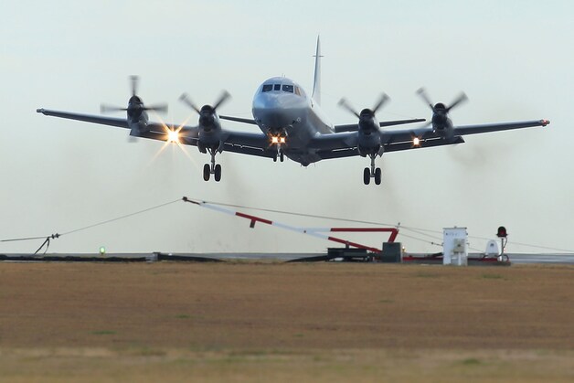 Een toestel van de Australische luchtmacht stijgt op voor een nieuwe zoektocht.