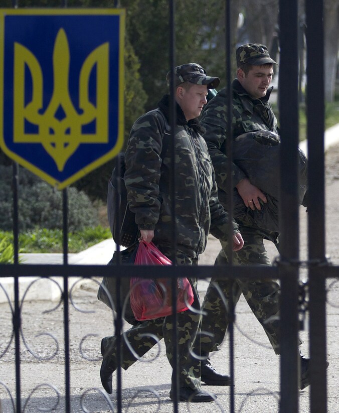Oekraïense militairen verlaten hun basis op de Krim.