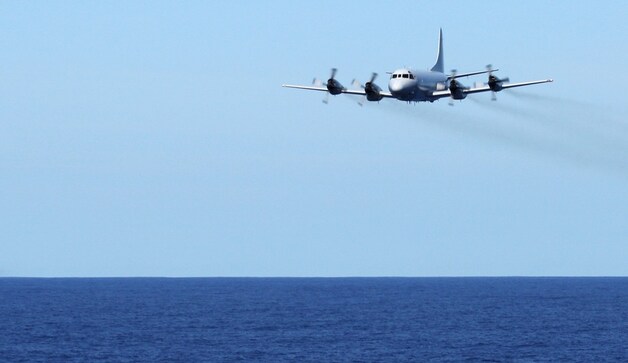 Een AP-3C uit de vloot van de Royal Australian Air Force vliegt laag boven de oceaan tijdens de zoektocht naar de verdwenen vlucht MH370.