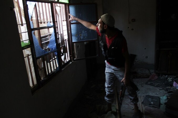 Een Syrische rebel in de stad Deir Ezzor.