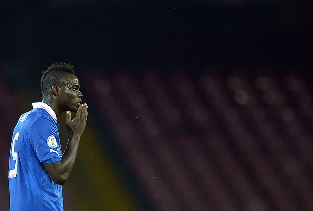 Balotelli gooit kushandjes naar het Napolitaanse publiek na zijn goal.