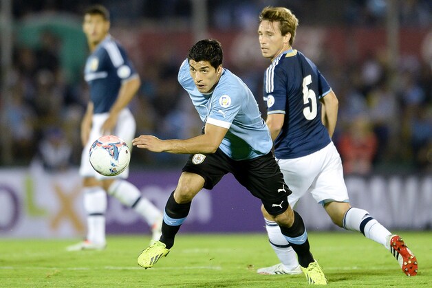 Biglia ziet Luis Suarez voorbijsnellen. Uruguay haalde het met 3-2 van Argentinië.