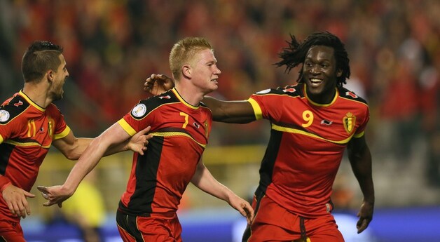 Lukaku -goed voor de assist- feliciteert De Bruyne met de 1-0.