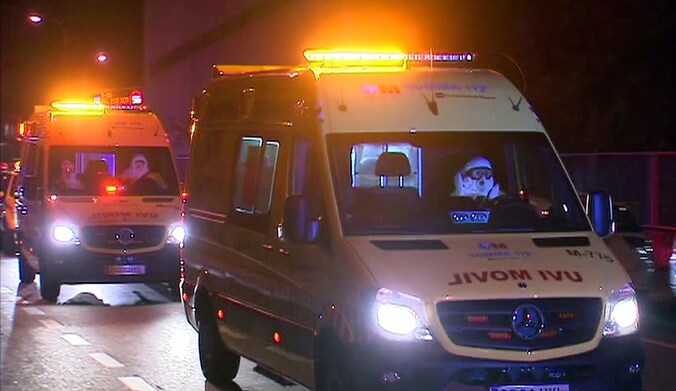 Archiefbeeld: De eerste besmetting van ebola op Europese bodem: een Spaanse verpleegster die het virus opdeed, wordt in allerijl naar een hospitaal in Madrid over gebracht.