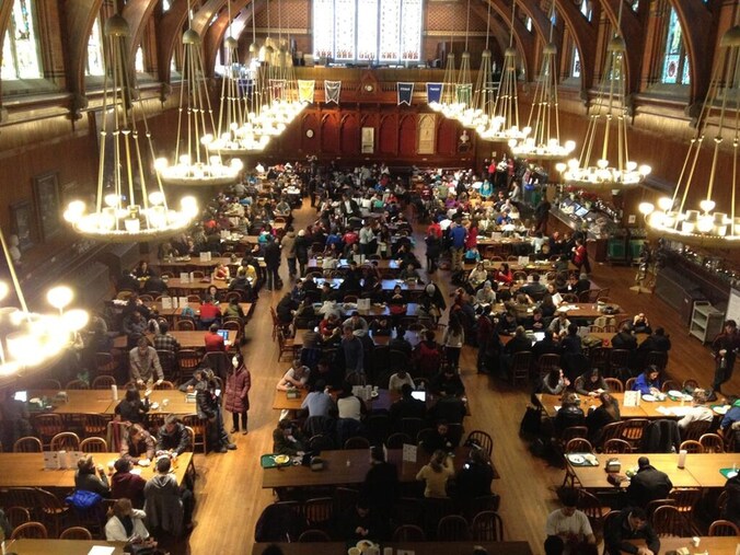 Studenten verzamelen zich in de Annenberg Hall na de bommelding op de Harvard University.