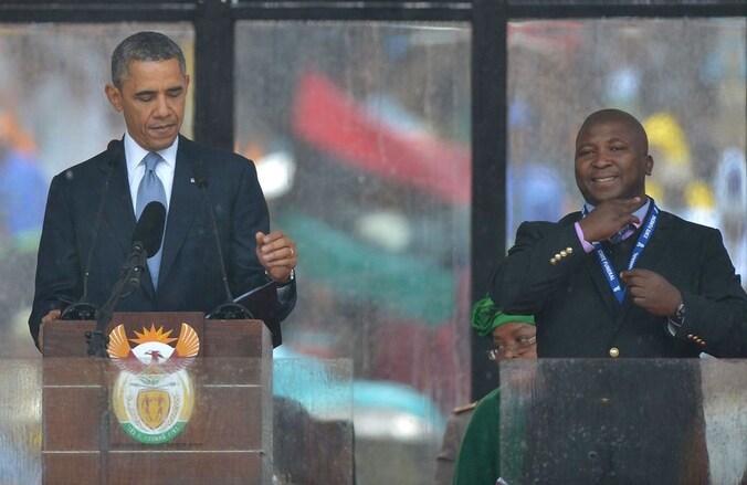 Neptolk Thamsanqa Jantjie tijdens de herdenkingsdiesnt van Mandela naast president Barak Obama.