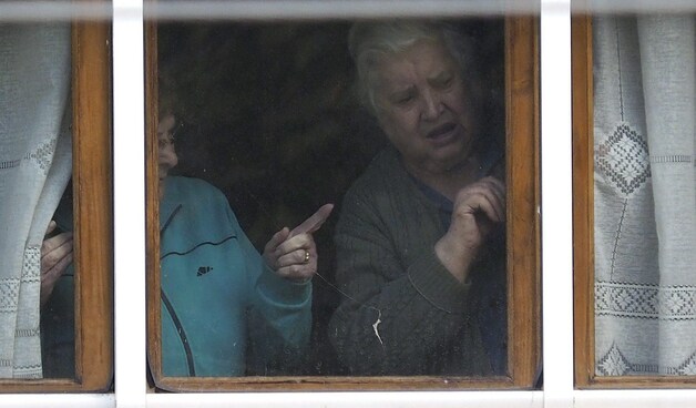 Ook de moeder van Teresa (R) is er niet gerust op.