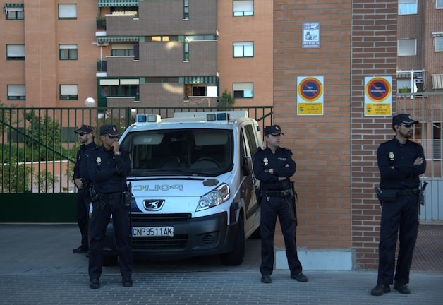 Agenten houden een oogje in het zeil bij Teresa thuis.