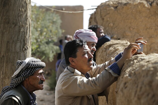 Turkse Koerden in Mursitpinar nemen foto's van de gevechten tussen IS en Koerdische strijdkrachten om Kobane.