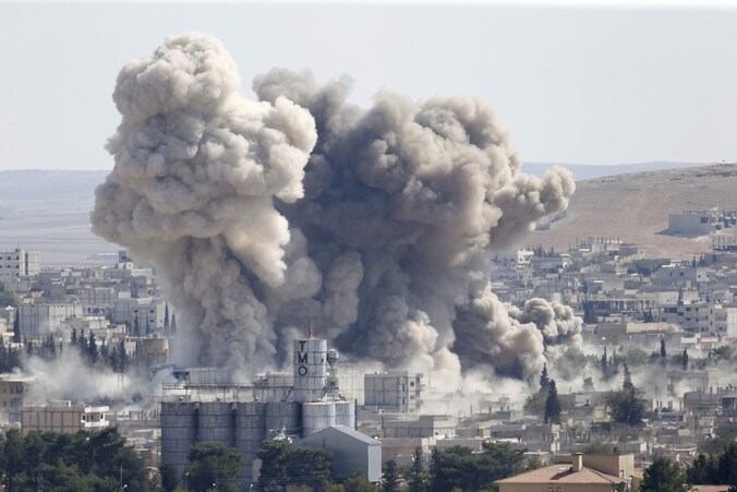 Een rookpluim boven Kobane op 8 oktober na nieuwe luchtaanvallen.