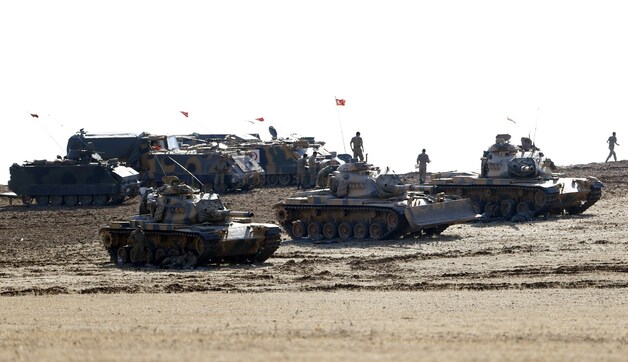 Turkse tanks die zijn gestationeerd langs de Turks-Syrische grens.