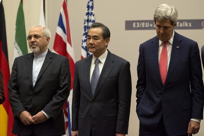 De Iraanse minister Zarif van Buitenlandse Zaken (links) en zijn Amerikaanse ambtsgenoot Kerry (rechts). In het midden hun Chinese collega Wang Yi.