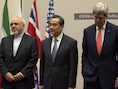De Iraanse minister Zarif van Buitenlandse Zaken (links) en zijn Amerikaanse ambtsgenoot Kerry (rechts). In het midden hun Chinese collega Wang Yi.