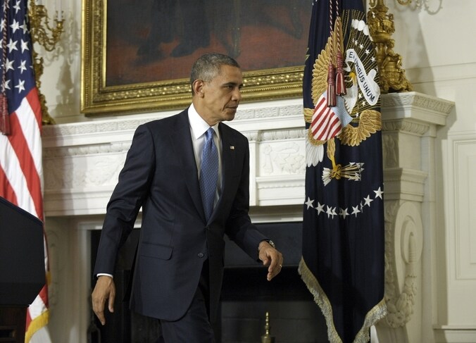 Obama verlaat het spreekgestoelte in het Witte Huis na zijn verklaring.