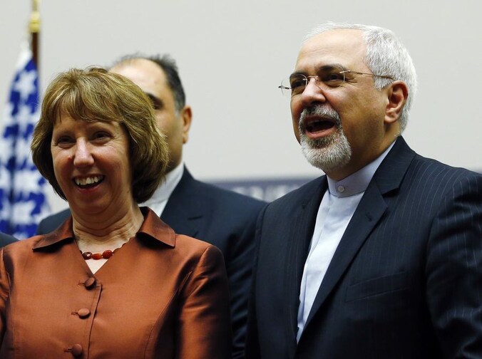 De Iraanse minister Zarif van Buitenlandse Zaken vannacht in Genève naast EU-buitenlandcoördinator Catherine Ashton.