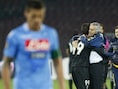 Terwijl Parmacoach Donadoni op de achtergrond viert, druipt Napoli af.