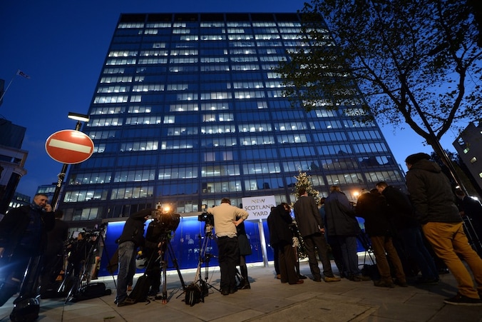 Reporters vatten post voor het hoofdkwartier van Scotland Yard. De zaak veroorzaakt heel wat beroering in Engeland.