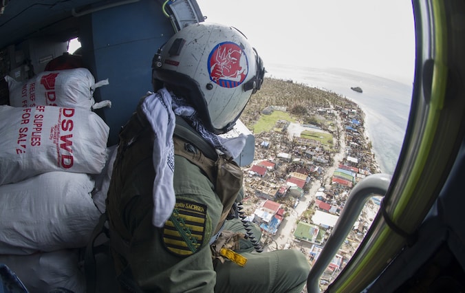 Een Amerikaanse marinehelikopter werpt voedsel af boven de Filipijnen.