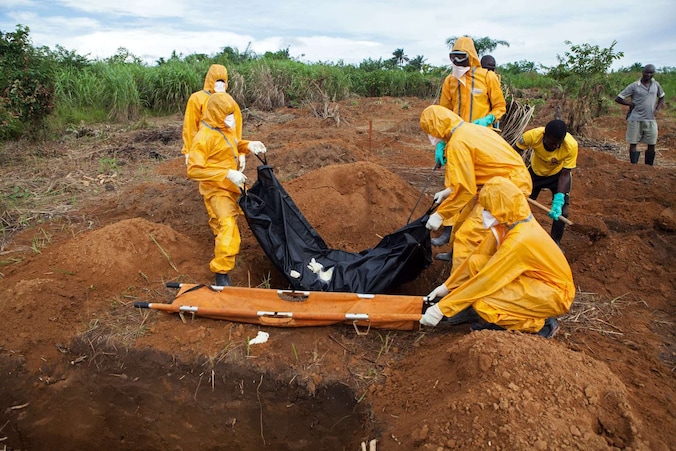Vrijwilligers begraven een slachtoffer in Waterloo in Sierra Leone.