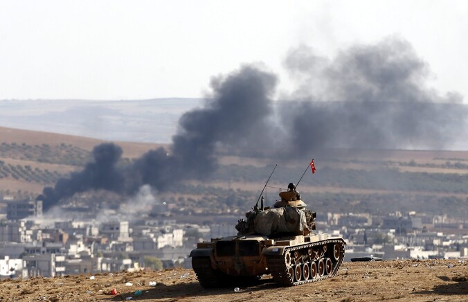 Foto genomen vanuit Turkije toont opstijgende rook na een luchtaanval tegen IS-milities in het westen van Kobane.