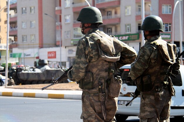 Turkse soldaten hanteren een avondklok na betogingen van Koerden die een interventie in Kobane eisen.